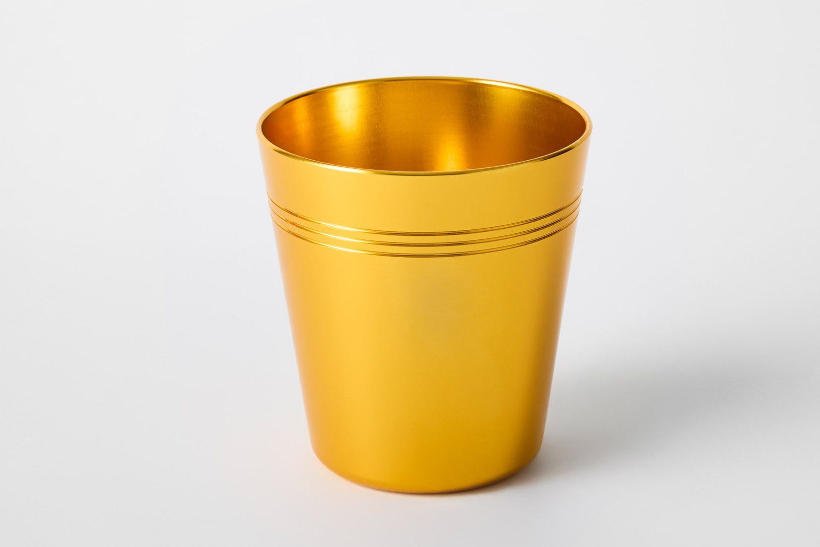Gold anodised aluminium cup – sustainable, reusable drinkware by Maits
