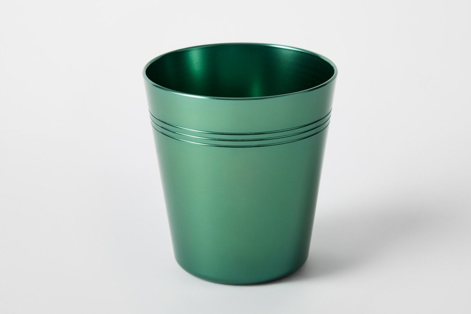 Green anodised aluminium cup – durable, stackable and eco-friendly by Maits