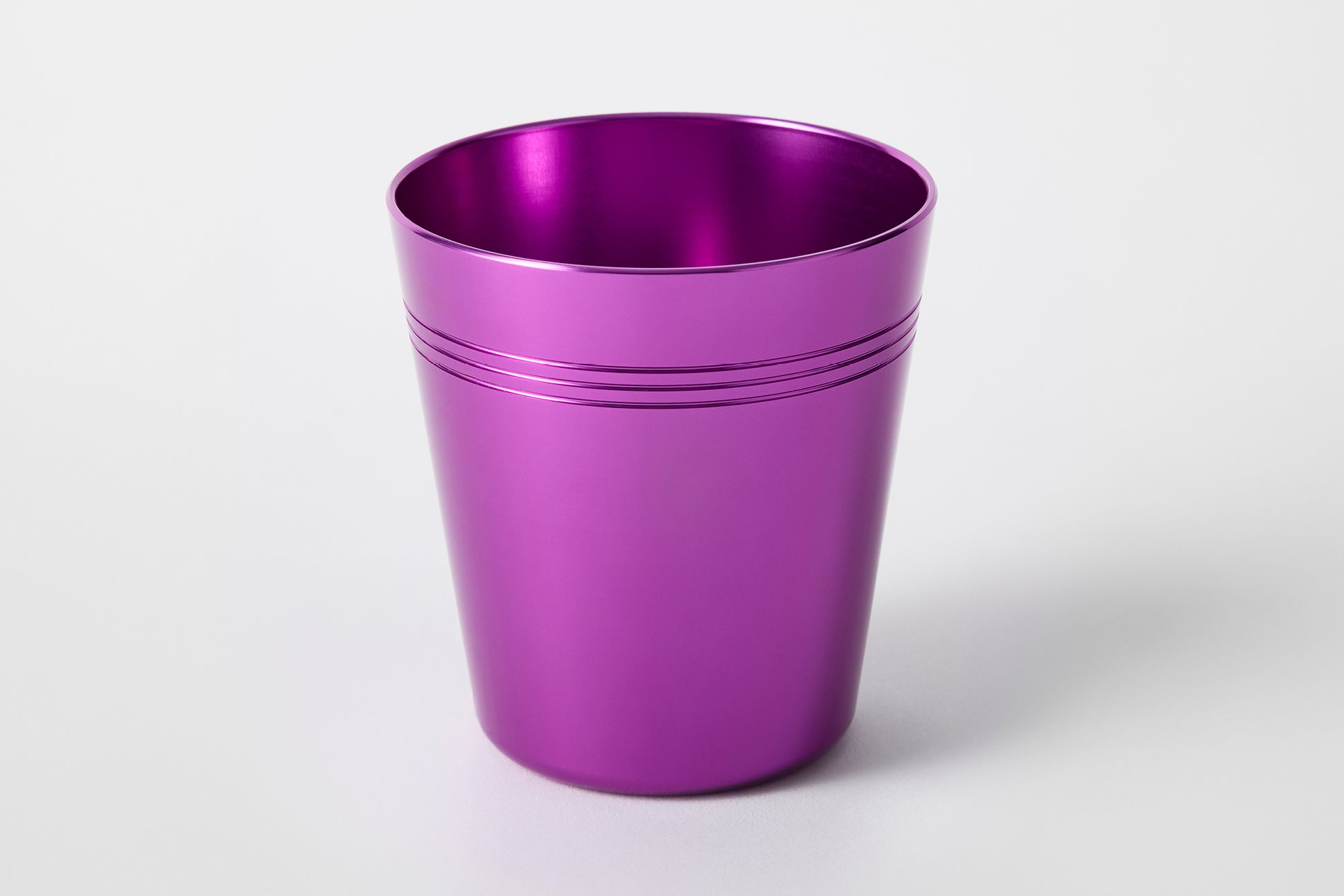 Single purple anodised aluminium cup for cold drinks – Maits