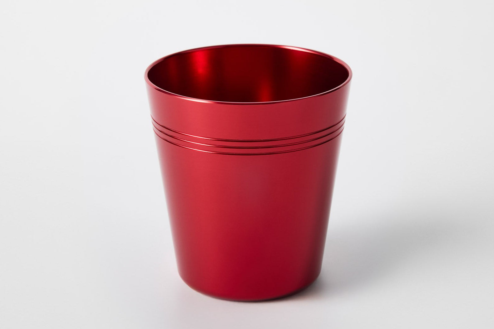 Red anodised aluminium cup – eco-friendly, reusable drinkware by Maits
