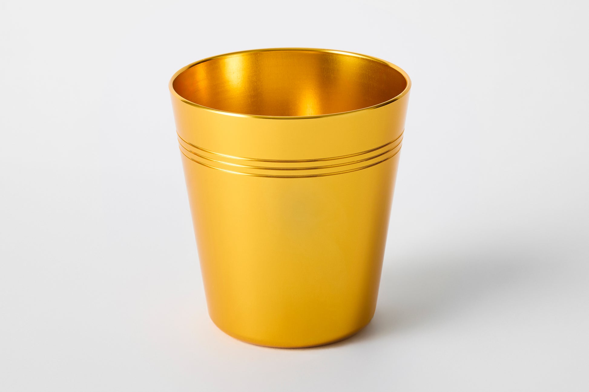 Single anodised aluminium cup in metallic gold – eco-friendly retro tumbler by Maits